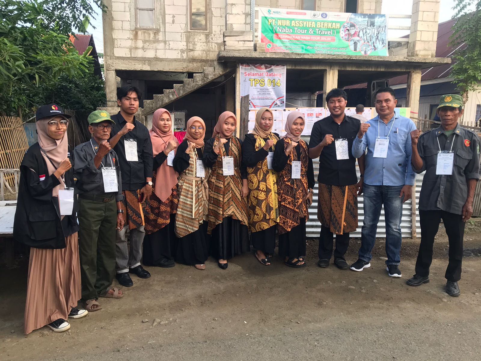 Tampil Beda Petugas KPPS Di Tongke Tongke Gunakan Batik Klasik